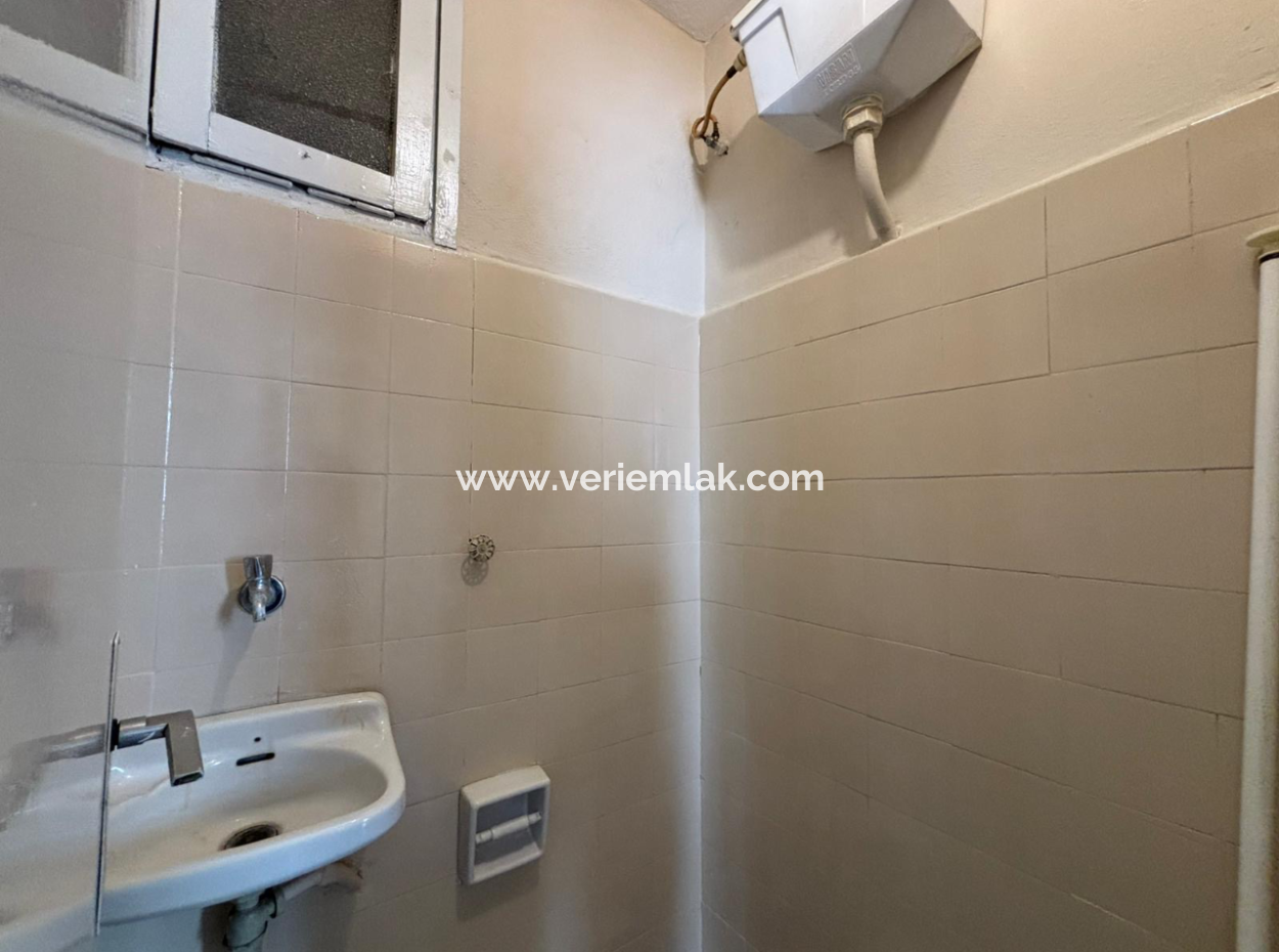 Opportunity Apartment For Rent 3Rd Floor 2 1 Rent On Alsancak Dutlu Street.