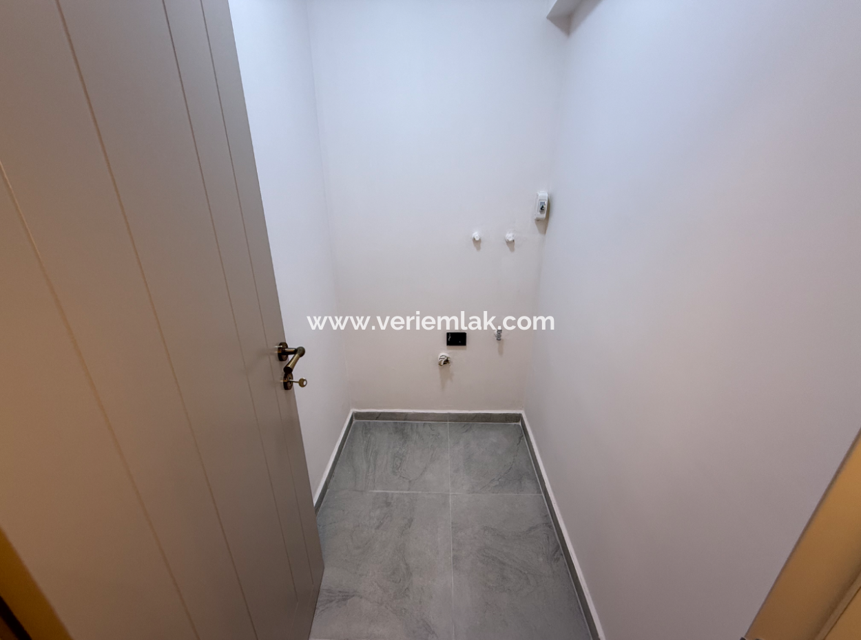 Free Of Cost On A Fully Renovated Street Near University Of Economics