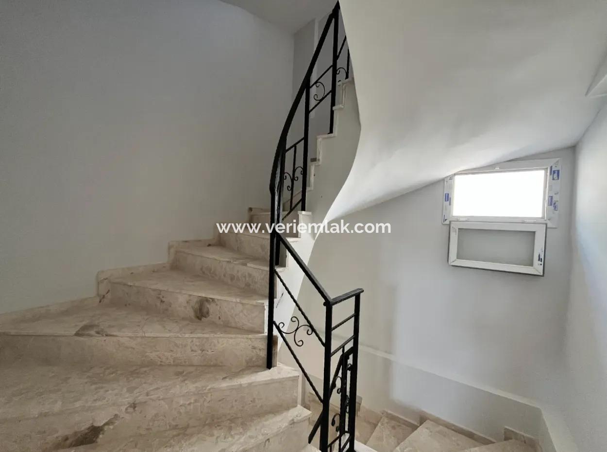 Complete Building For Sale Suitable For Investment In Seferihisar Camikebir Neighborhood