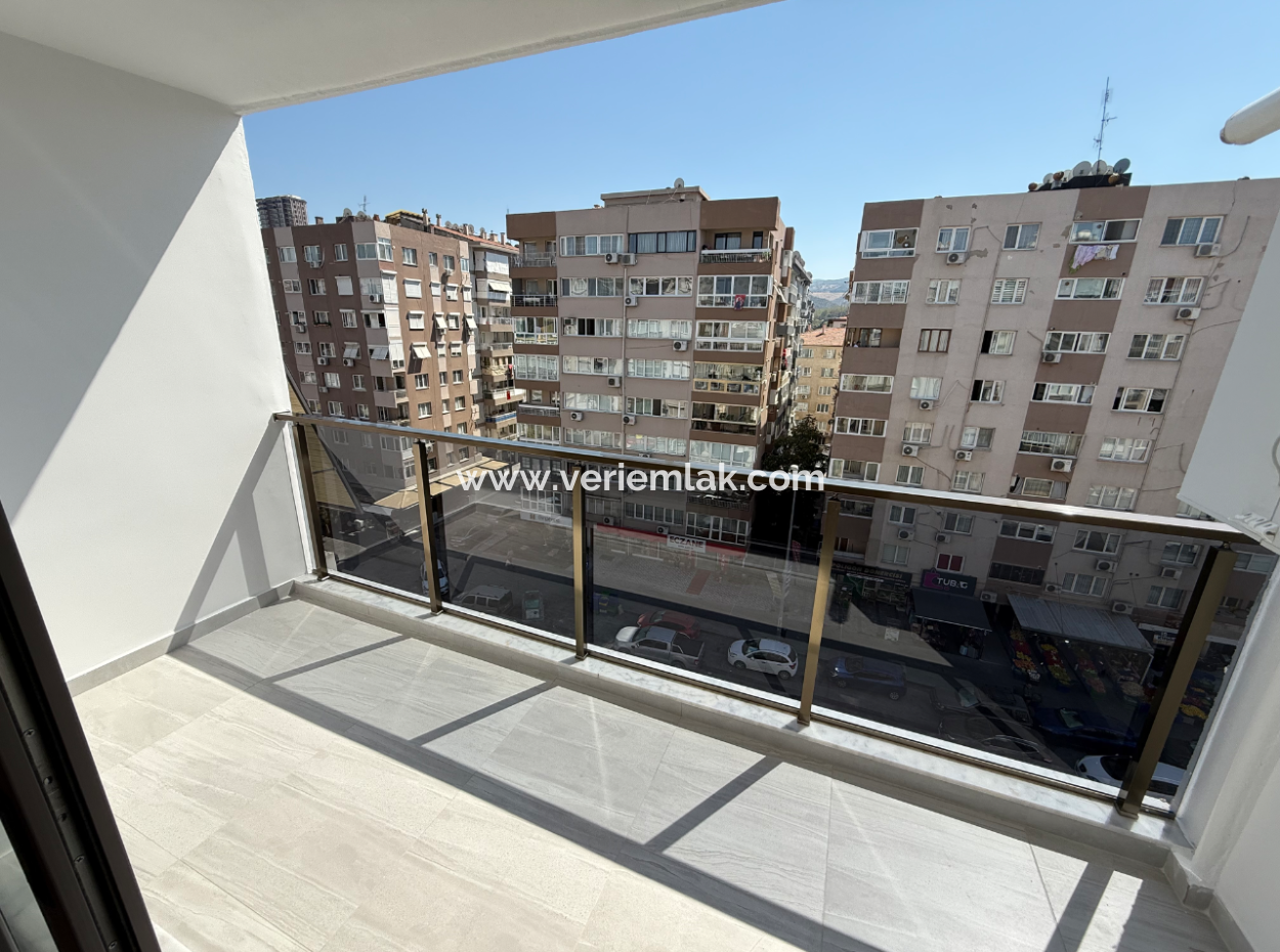 Near Göztepe Stadium On The Street With Full Renovation And Elevator Parking Lot