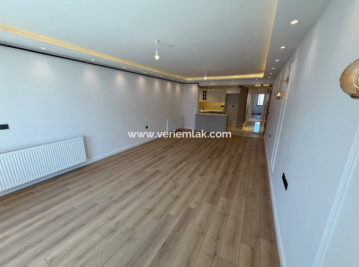 Near Göztepe Stadium On The Street With Full Renovation And Elevator Parking Lot