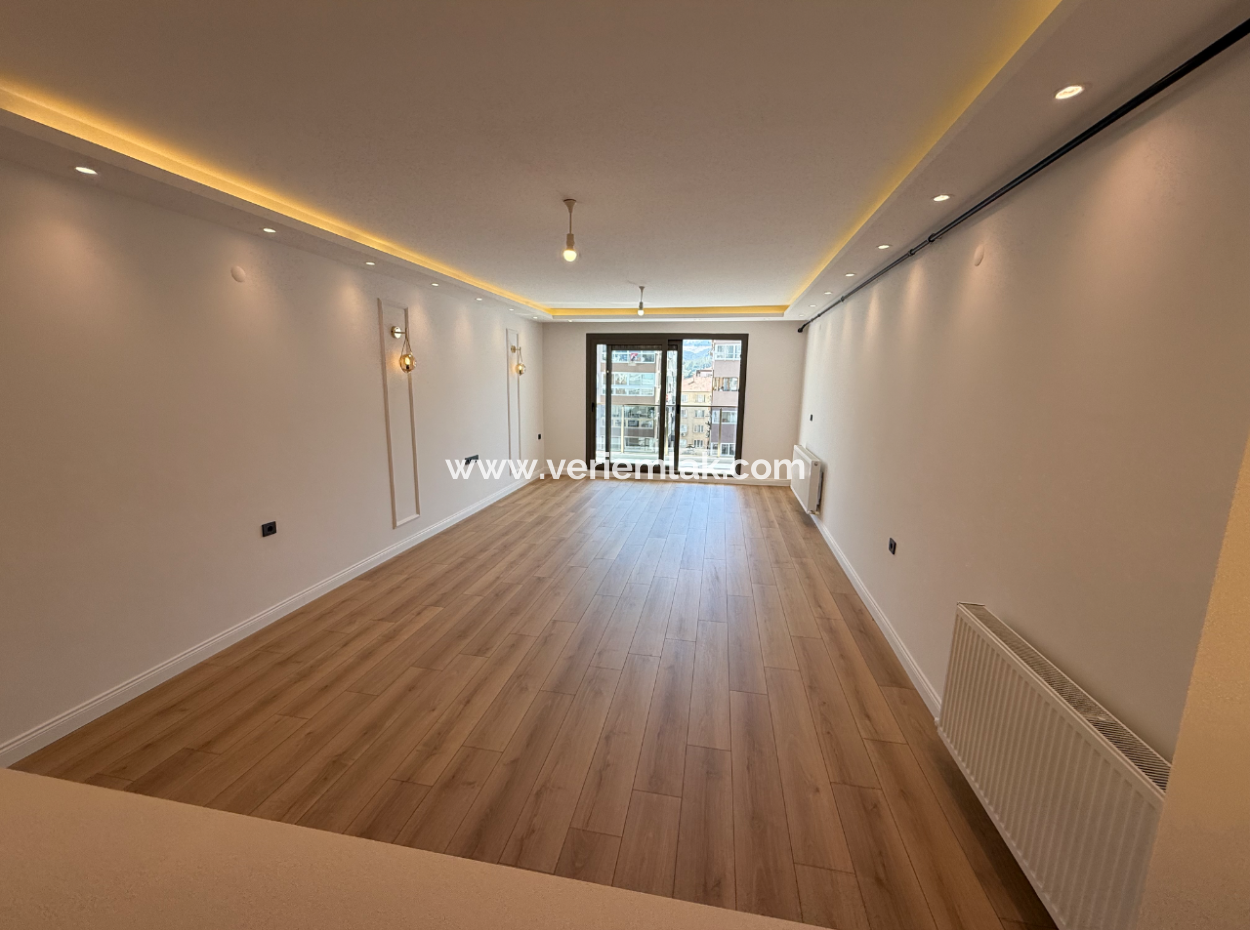 Near Göztepe Stadium On The Street With Full Renovation And Elevator Parking Lot