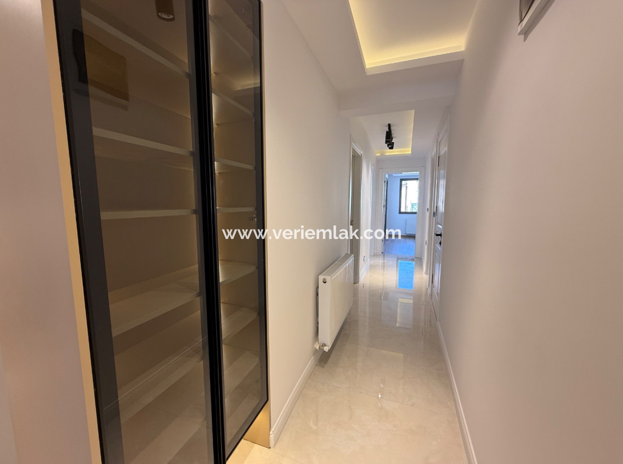 Near Göztepe Stadium On The Street With Full Renovation And Elevator Parking Lot