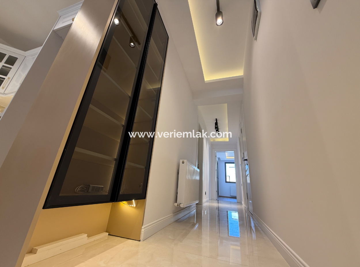 Near Göztepe Stadium On The Street With Full Renovation And Elevator Parking Lot