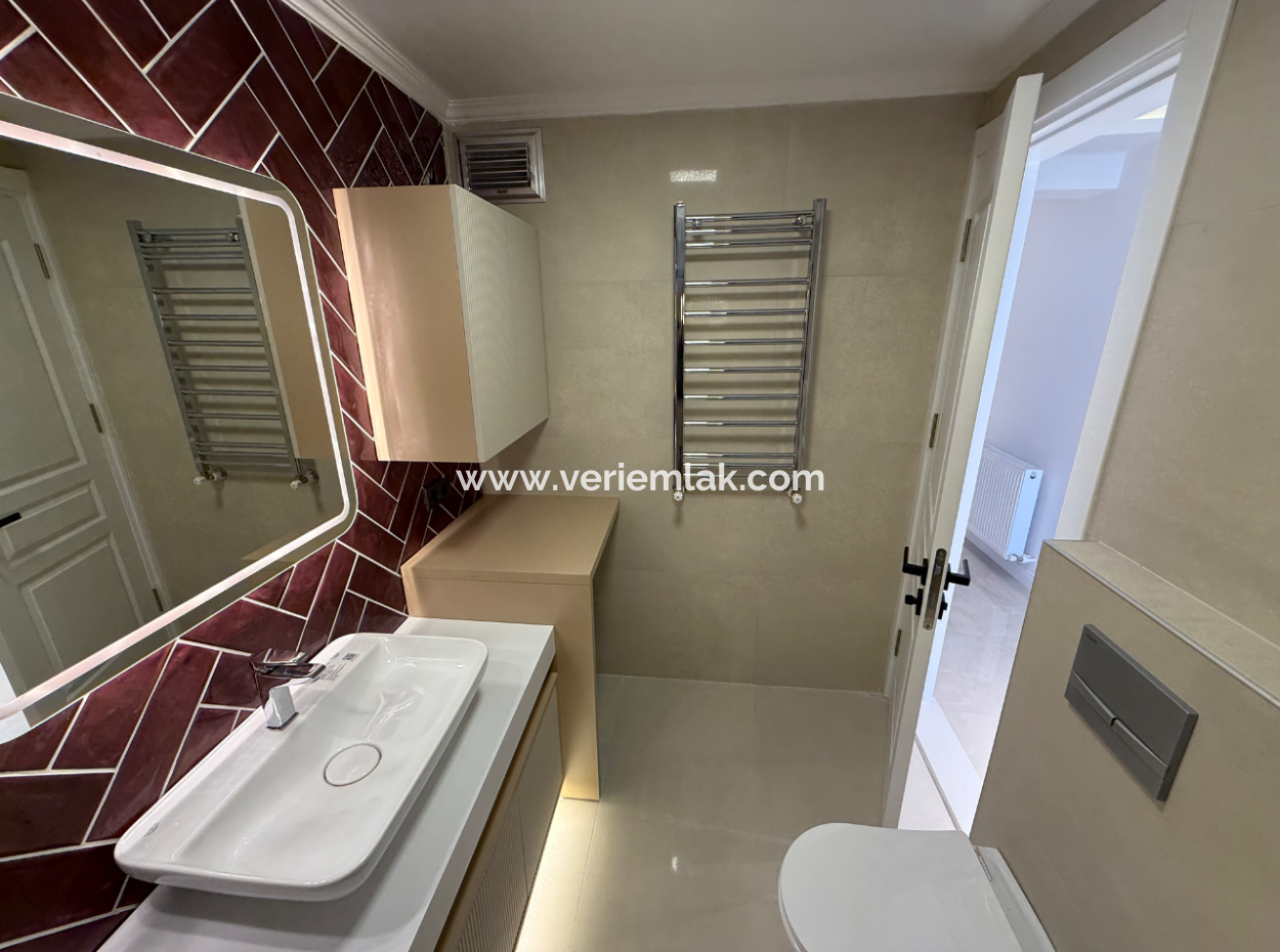 Near Göztepe Stadium On The Street With Full Renovation And Elevator Parking Lot
