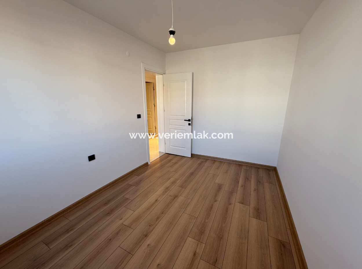 Near Göztepe Stadium On The Street With Full Renovation And Elevator Parking Lot