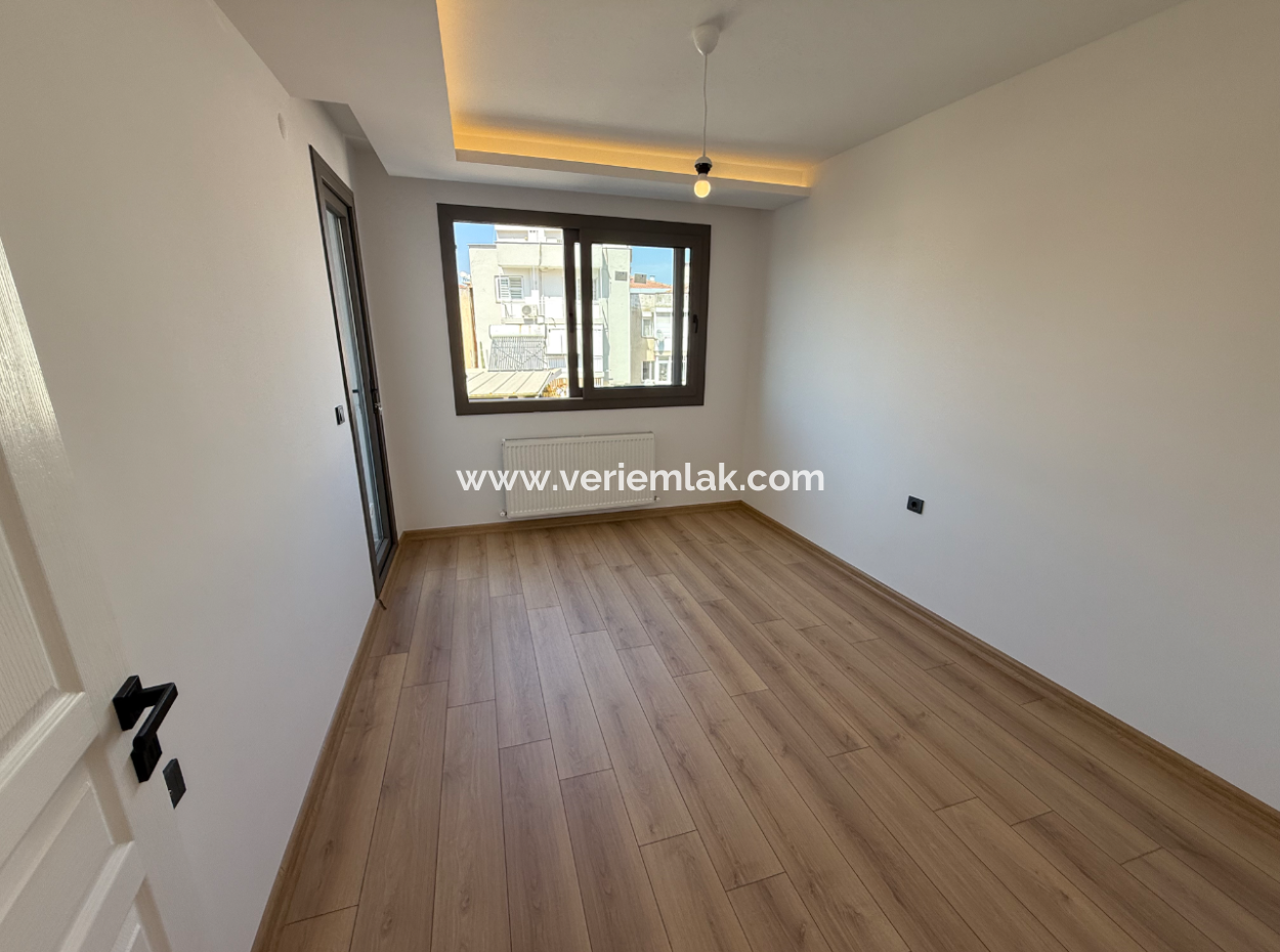 Near Göztepe Stadium On The Street With Full Renovation And Elevator Parking Lot