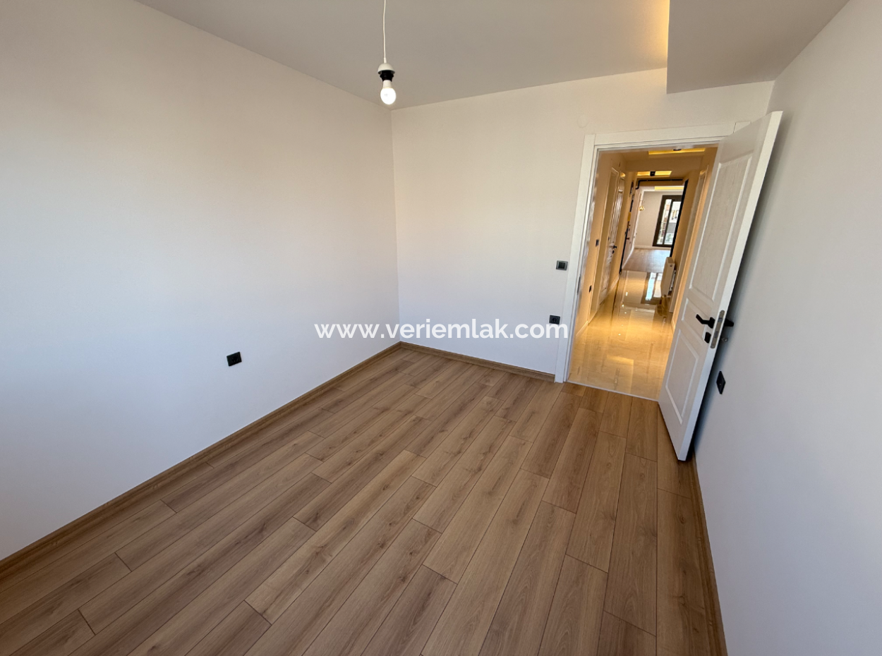Near Göztepe Stadium On The Street With Full Renovation And Elevator Parking Lot