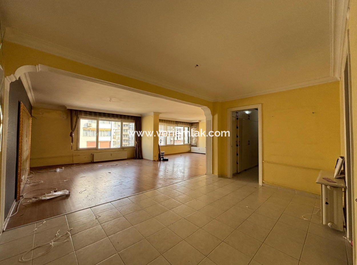 3 1 – 140 M² Flat For Rent In Alsancak – Cumhuriyet Boulevard, In A Gated Complex Close To The Promenade