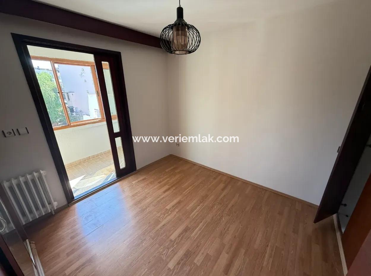 A Spacious Apartment Of 130 M² Located On The 7Th Floor In Tibaş Site, One Of The Most Prestigious Sites Of Izmir, Is For Rent!