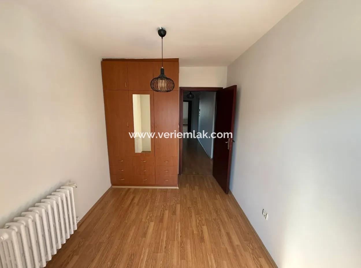 A Spacious Apartment Of 130 M² Located On The 7Th Floor In Tibaş Site, One Of The Most Prestigious Sites Of Izmir, Is For Rent!