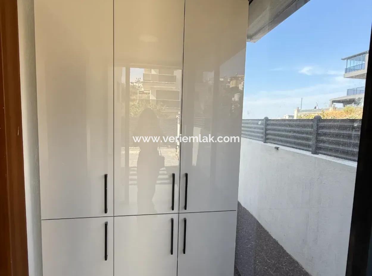 Sea View, Pool, Corner Detached Villa In Seferihisar Akarca Elmastaş