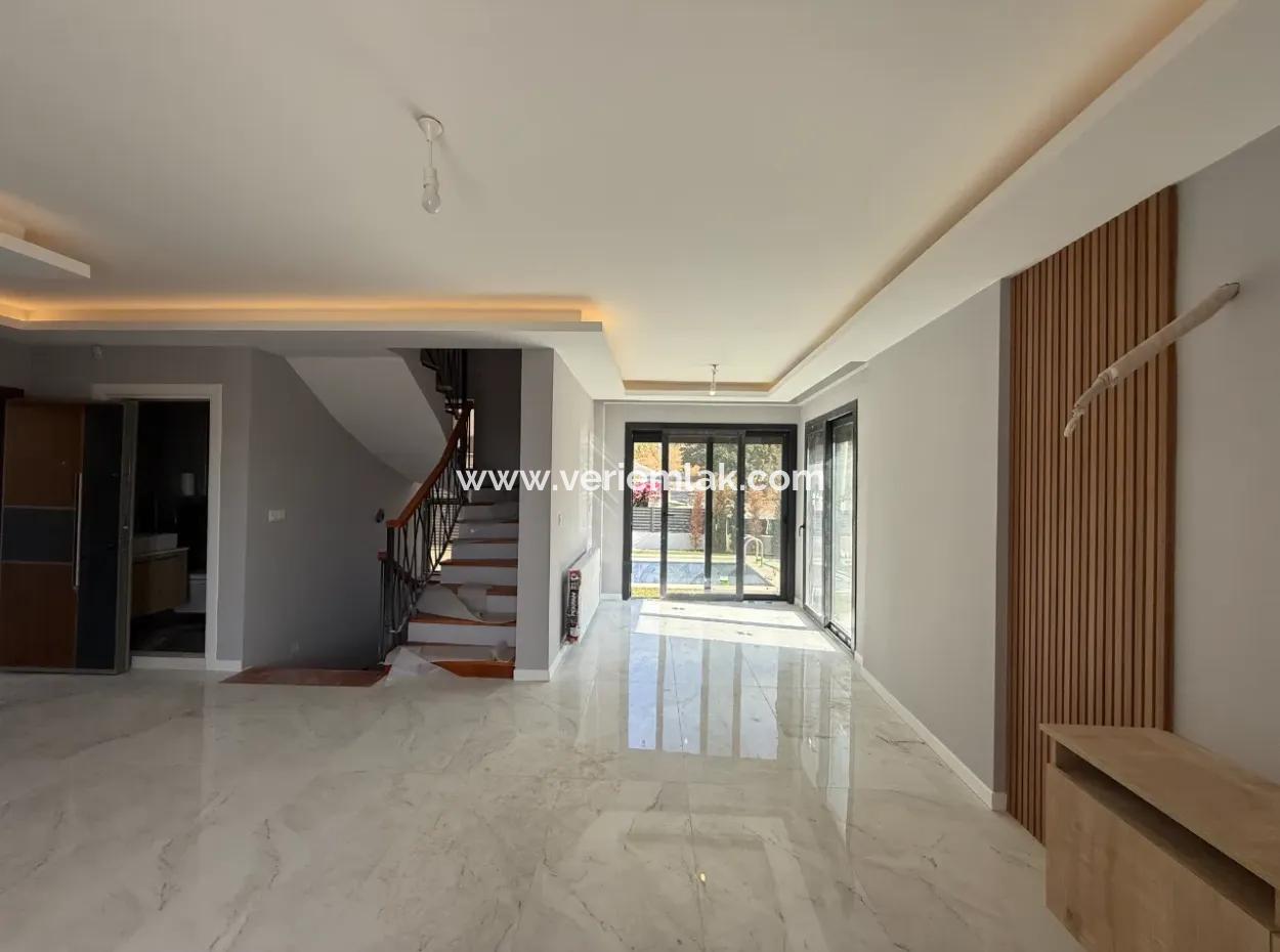 Sea View, Pool, Corner Detached Villa In Seferihisar Akarca Elmastaş