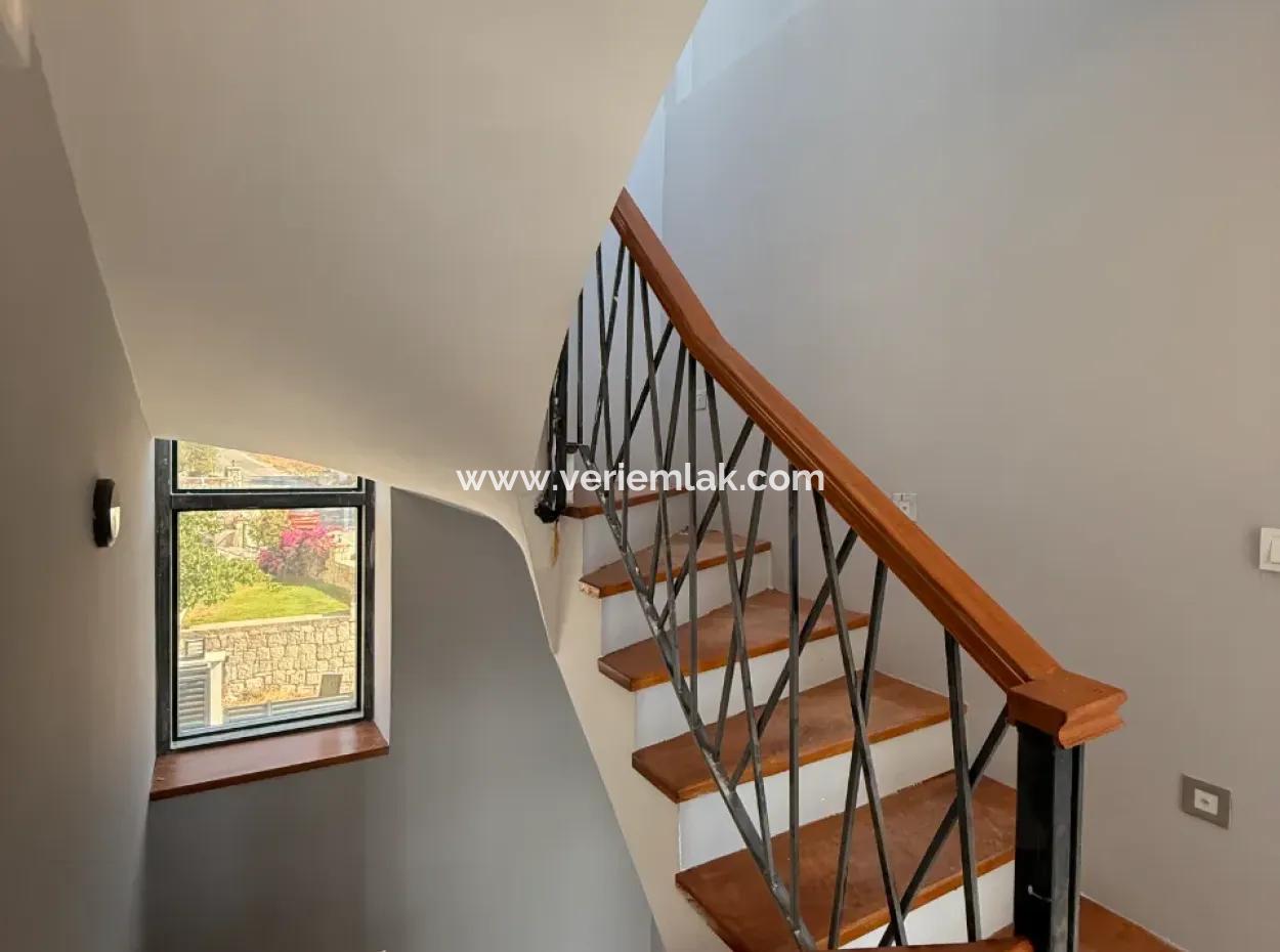 Sea View, Pool, Corner Detached Villa In Seferihisar Akarca Elmastaş