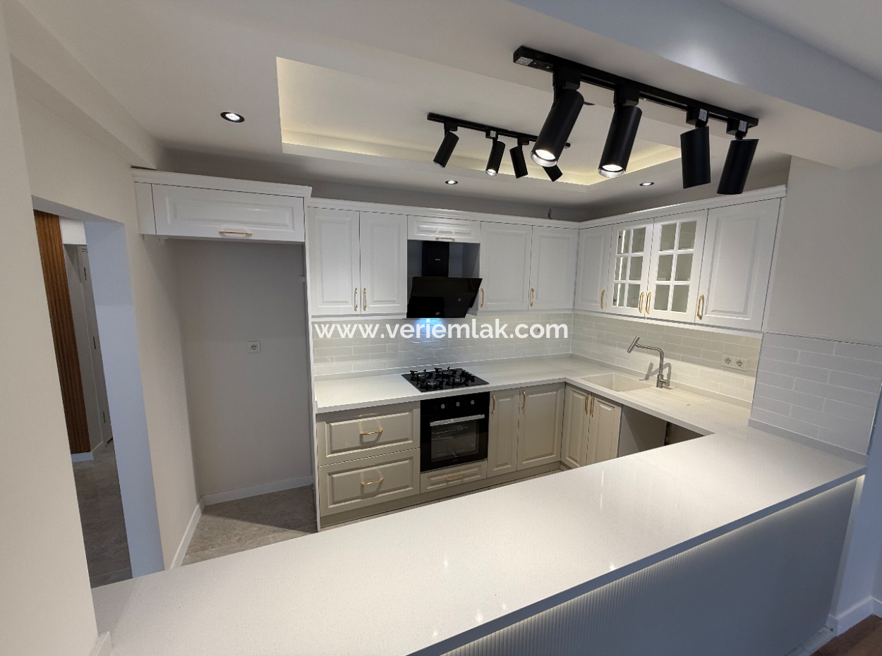 Near Göztepe Stadium On The Street With Full Renovation And Elevator Parking Lot