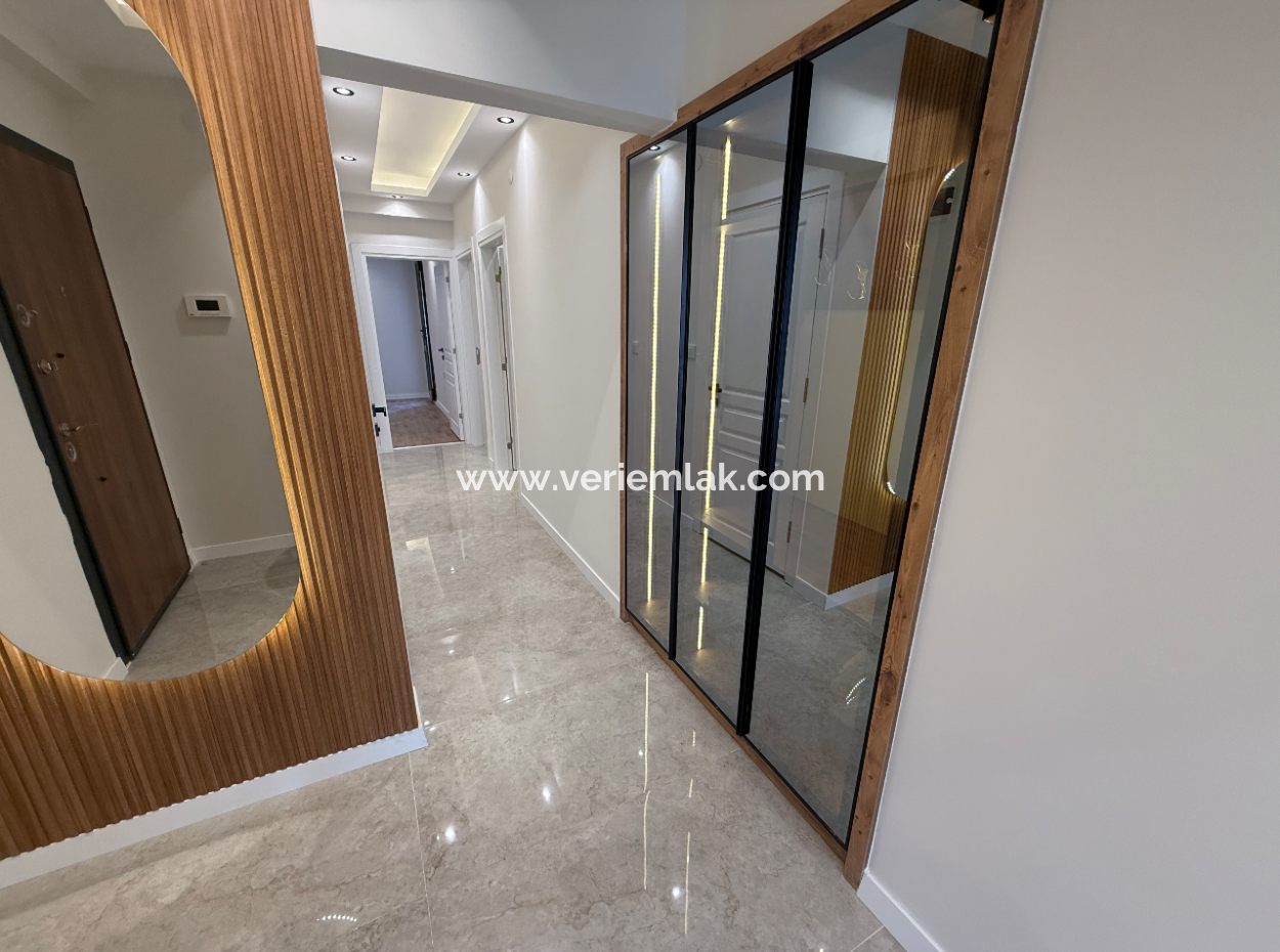 Near Göztepe Stadium On The Street With Full Renovation And Elevator Parking Lot