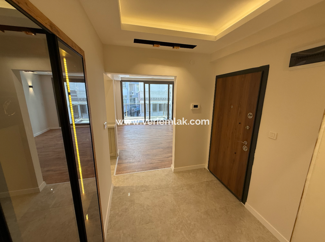 Near Göztepe Stadium On The Street With Full Renovation And Elevator Parking Lot