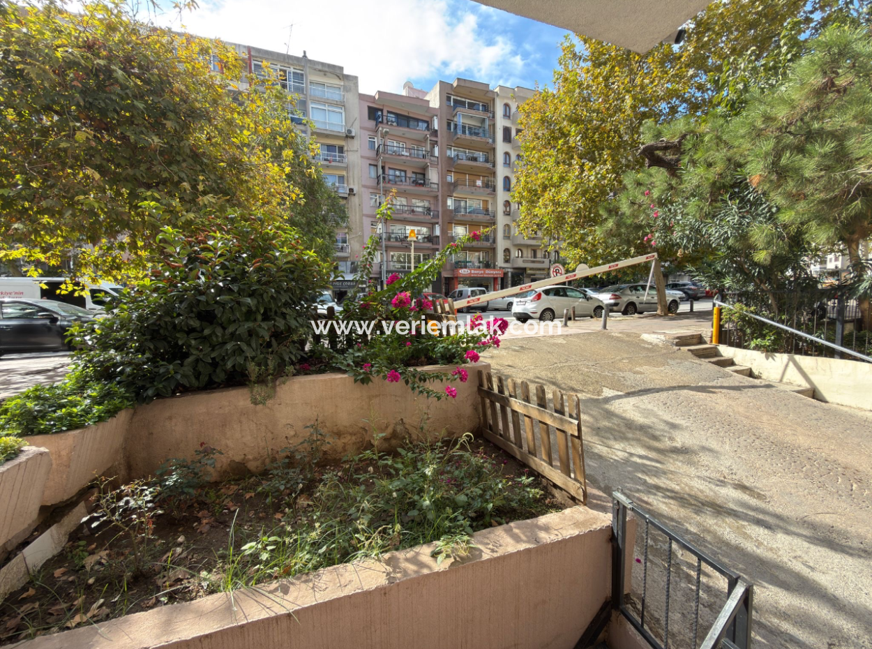 Mansion Flat With Corner Parking Lot In Küçükyali Quarantine Square Without Dark Room