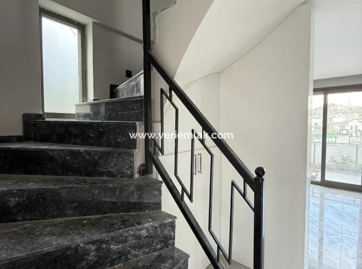 Villa With Garden Within Walking Distance To The Sea In Seferihisar Akarca