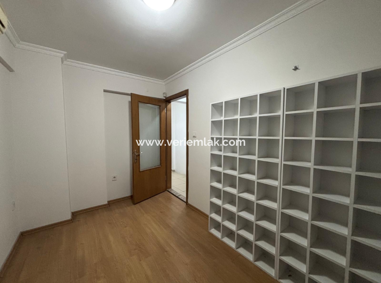 Alsancak Poet Eşrefte 1.Floor 3 1 Flat For Sale With Signboard!