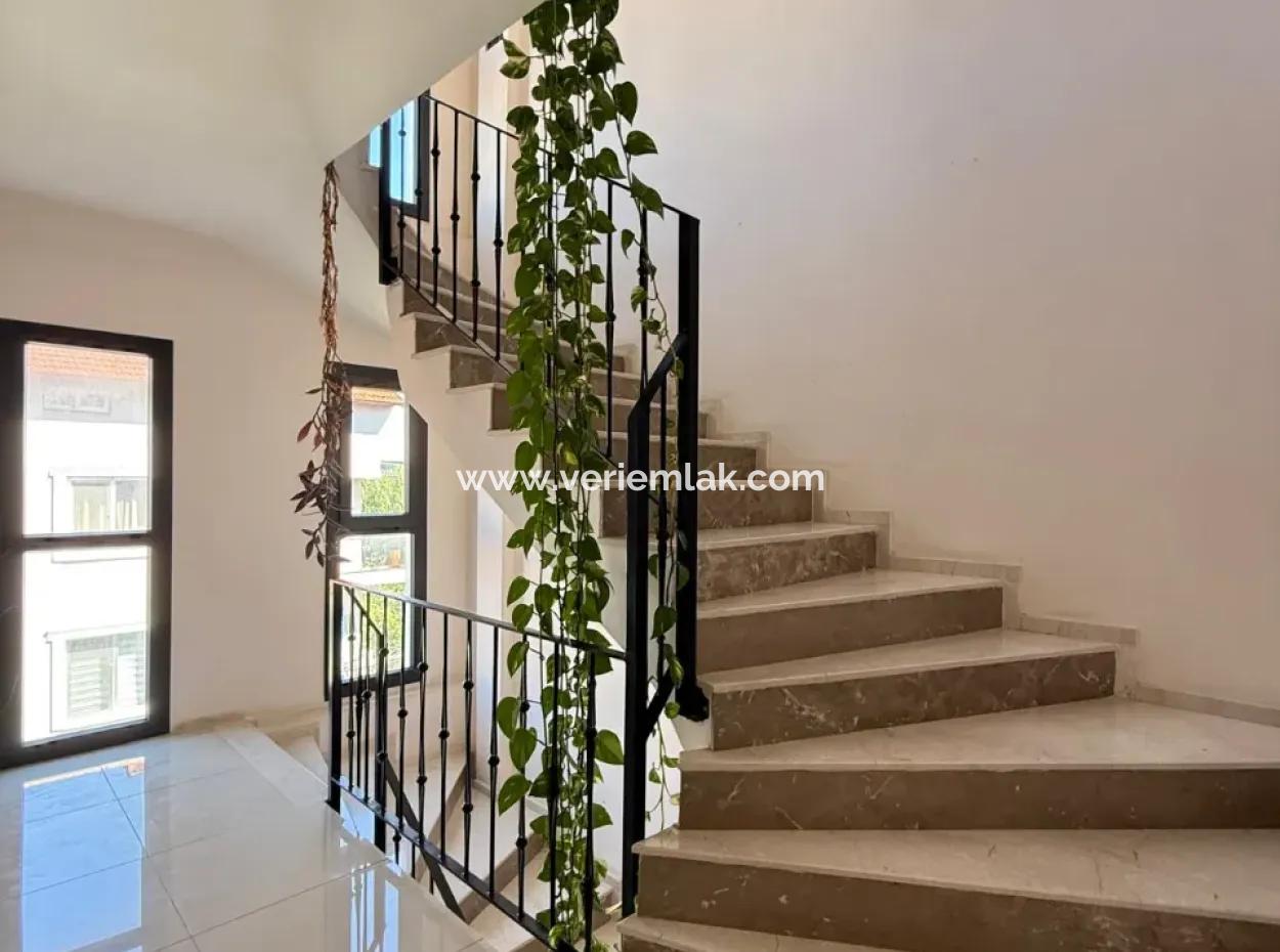 2 1 Flats For Sale On The Most Popular Street Of Seferihisar, Free Of Charge And Suitable For Credit