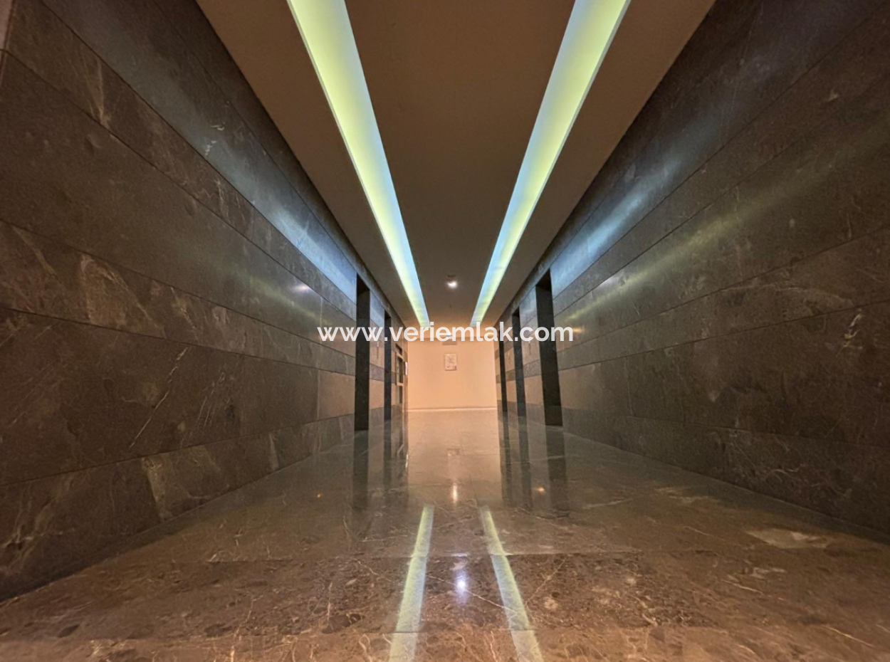 133 M2 Workplace For Rent With 2 1 Vat In Bayrakli Tower!