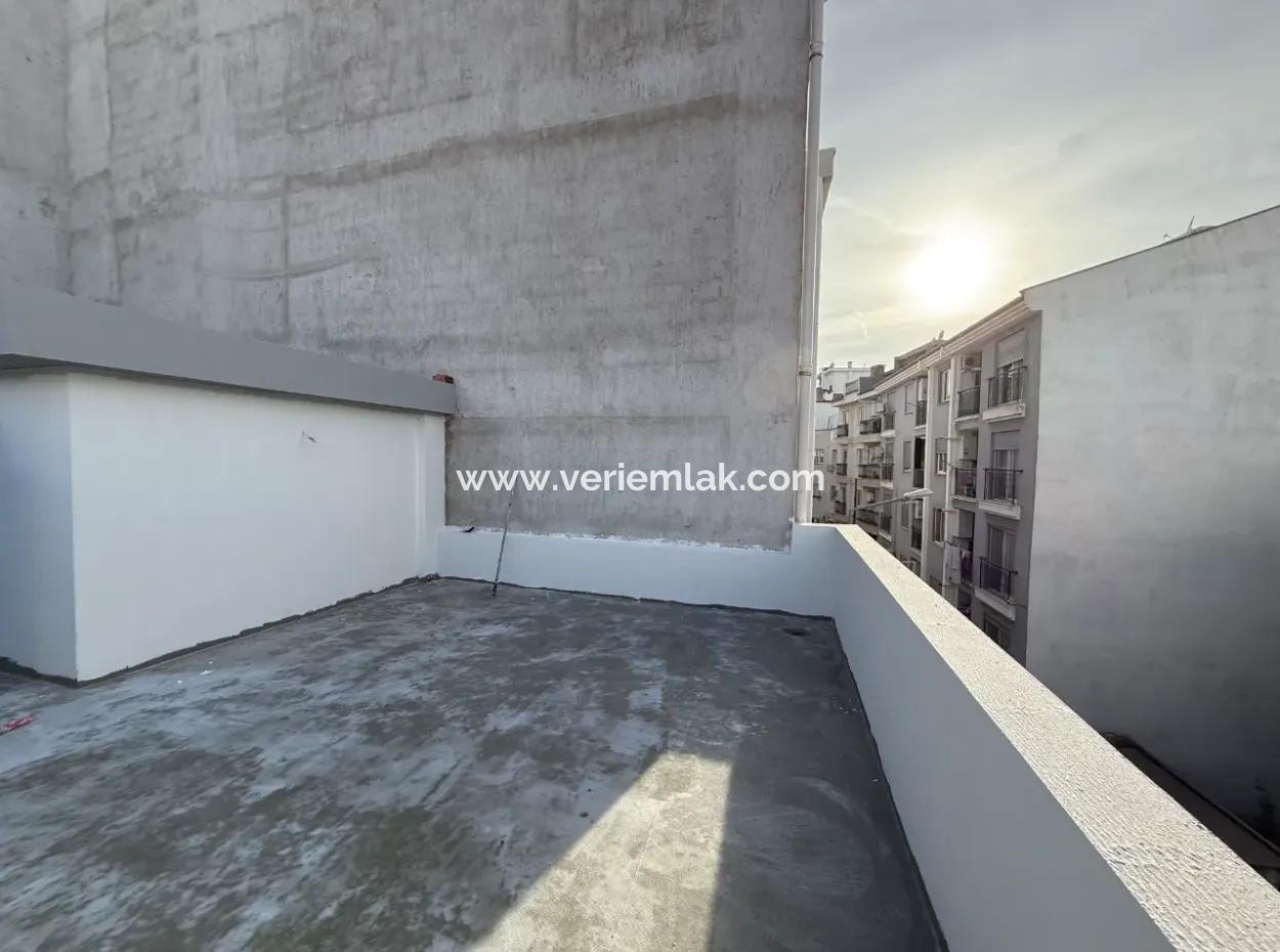Detached Duplex Villa With Terrace And Courtyard In The City Center In Seferihisar Hidirlik