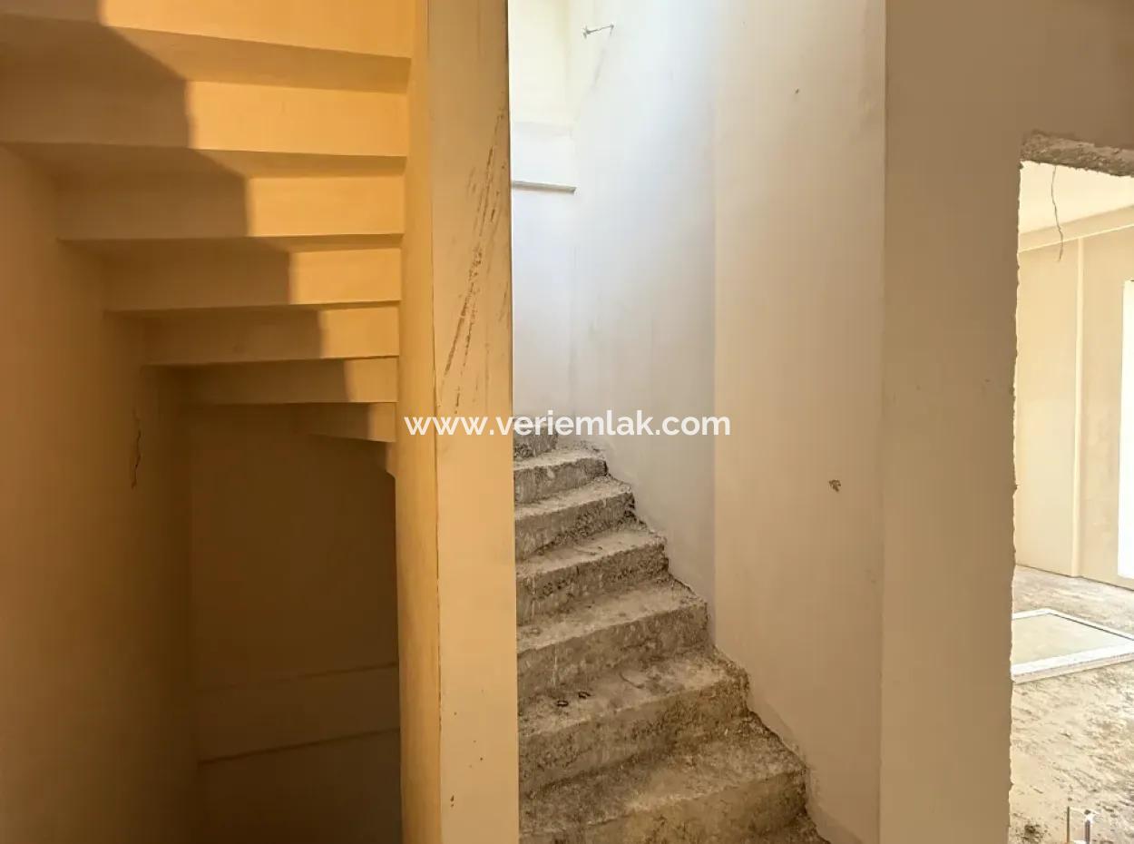 Detached Duplex Villa With Terrace And Courtyard In The City Center In Seferihisar Hidirlik