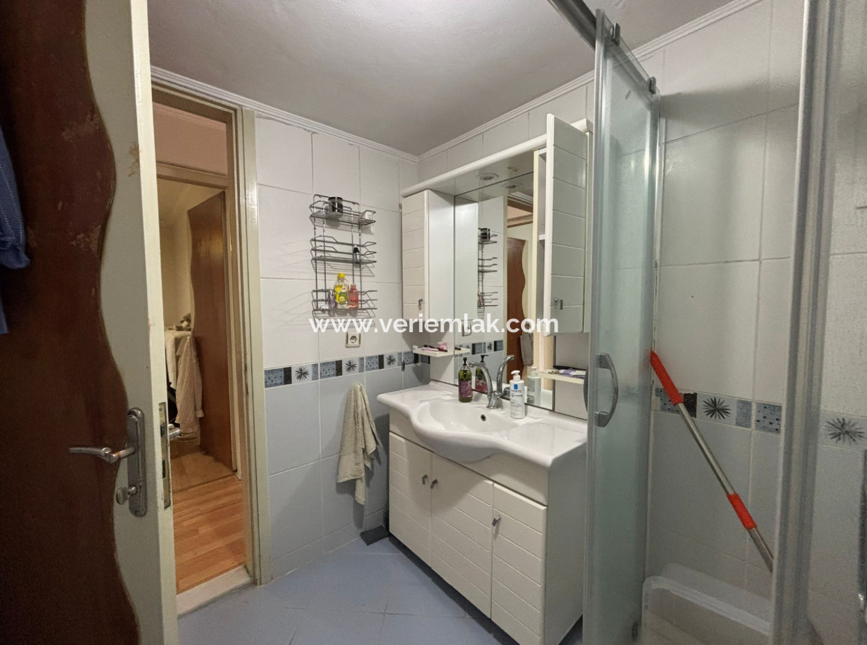 4Th Floor Well-Maintained Flat For Rent With 3 1 Parking Lot In Alsancak Poet Eşref!