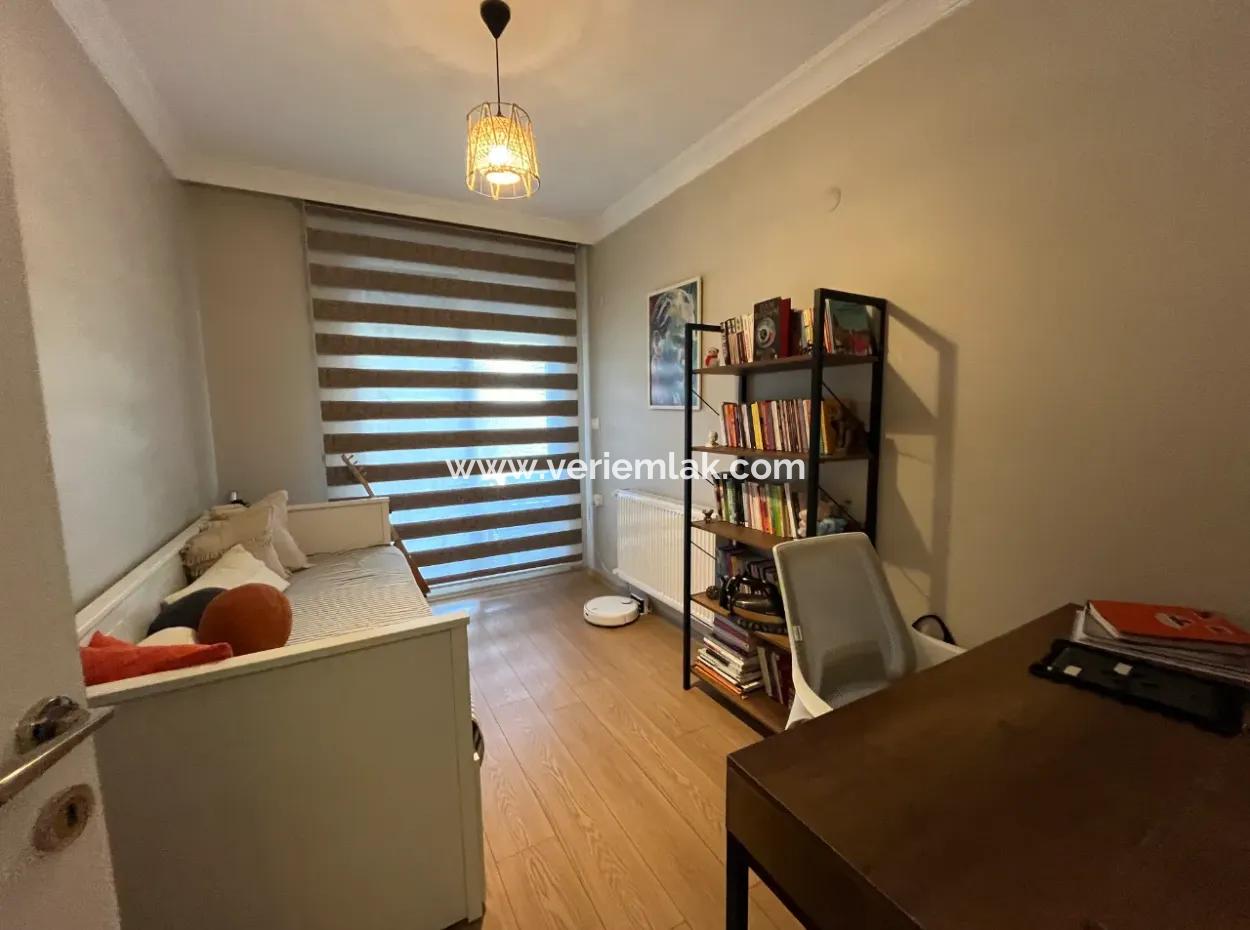 Seferihisar Camikebir Neighborhood – İklimkent Site - 2 1 Flat With Pool, Modern And Spacious