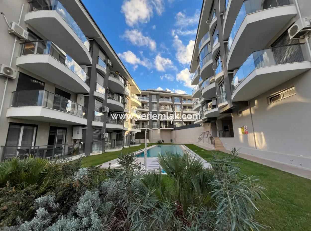 Seferihisar Camikebir Neighborhood – İklimkent Site - 2 1 Flat With Pool, Modern And Spacious