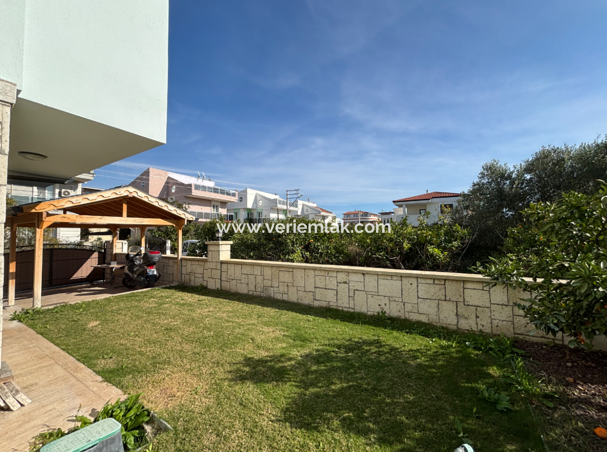 3 Rooms 1 Living Room Detached Villa With Pool In Sigacik For Sale