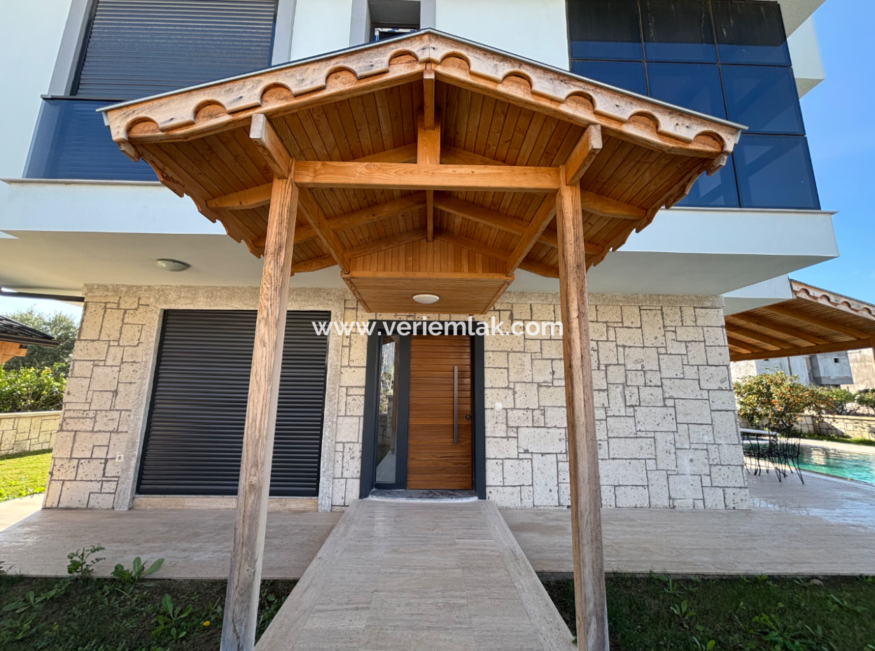 3 Rooms 1 Living Room Detached Villa With Pool In Sigacik For Sale