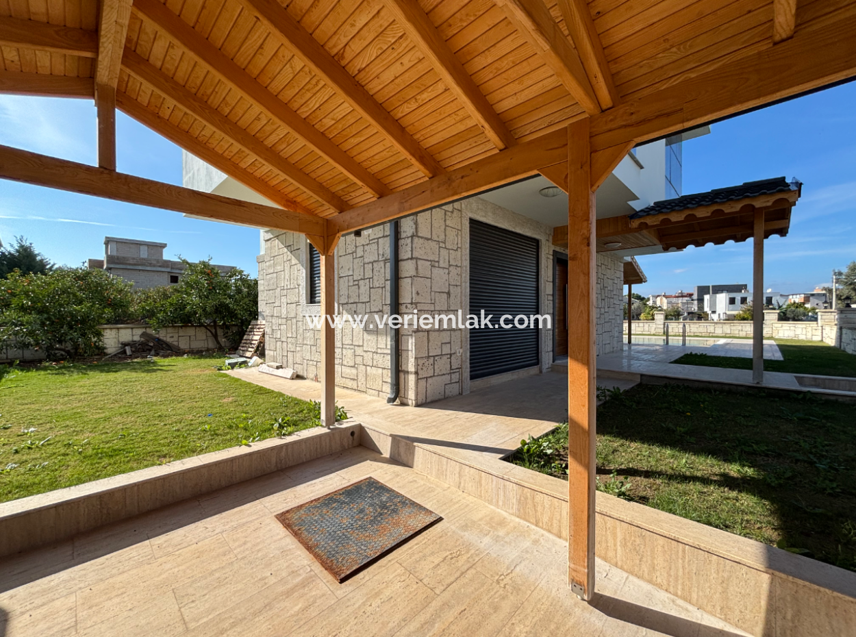3 Rooms 1 Living Room Detached Villa With Pool In Sigacik For Sale
