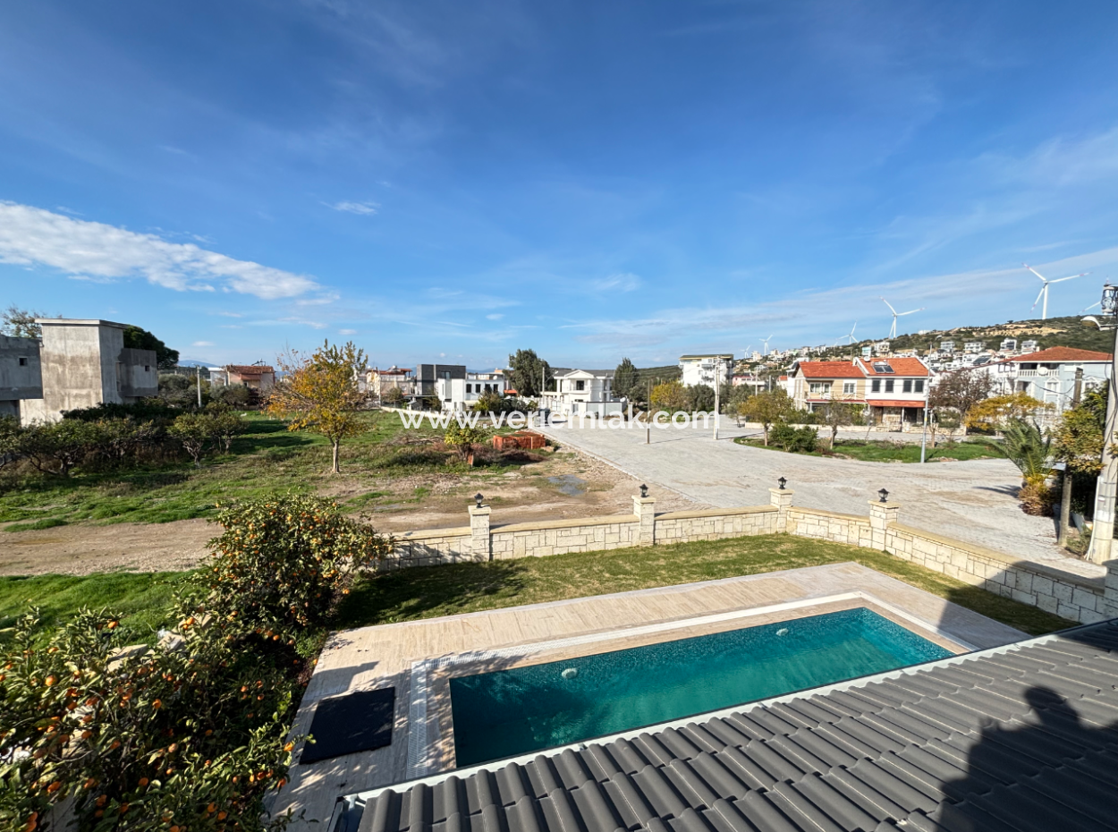 3 Rooms 1 Living Room Detached Villa With Pool In Sigacik For Sale