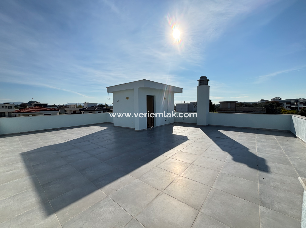 3 Rooms 1 Living Room Detached Villa With Pool In Sigacik For Sale