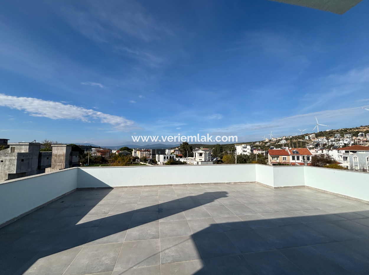 3 Rooms 1 Living Room Detached Villa With Pool In Sigacik For Sale