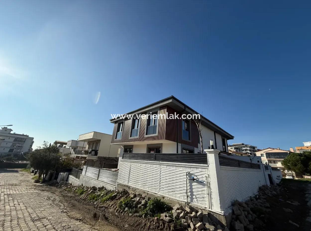 Corner Parcel 4 2 Luxury Villa In Seferihisar Gözsüzler!