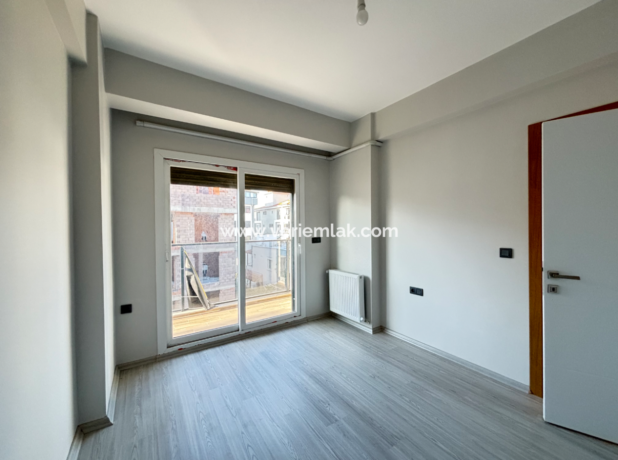 2 1 Flats For Sale With Balcony In Seferihisar Camikebir Neighborhood