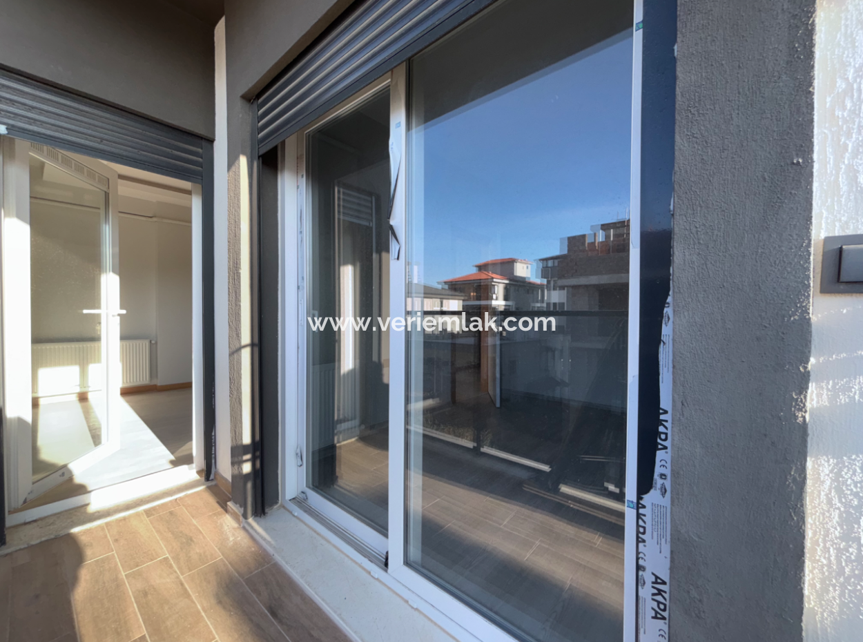 2 1 Flats For Sale With Balcony In Seferihisar Camikebir Neighborhood