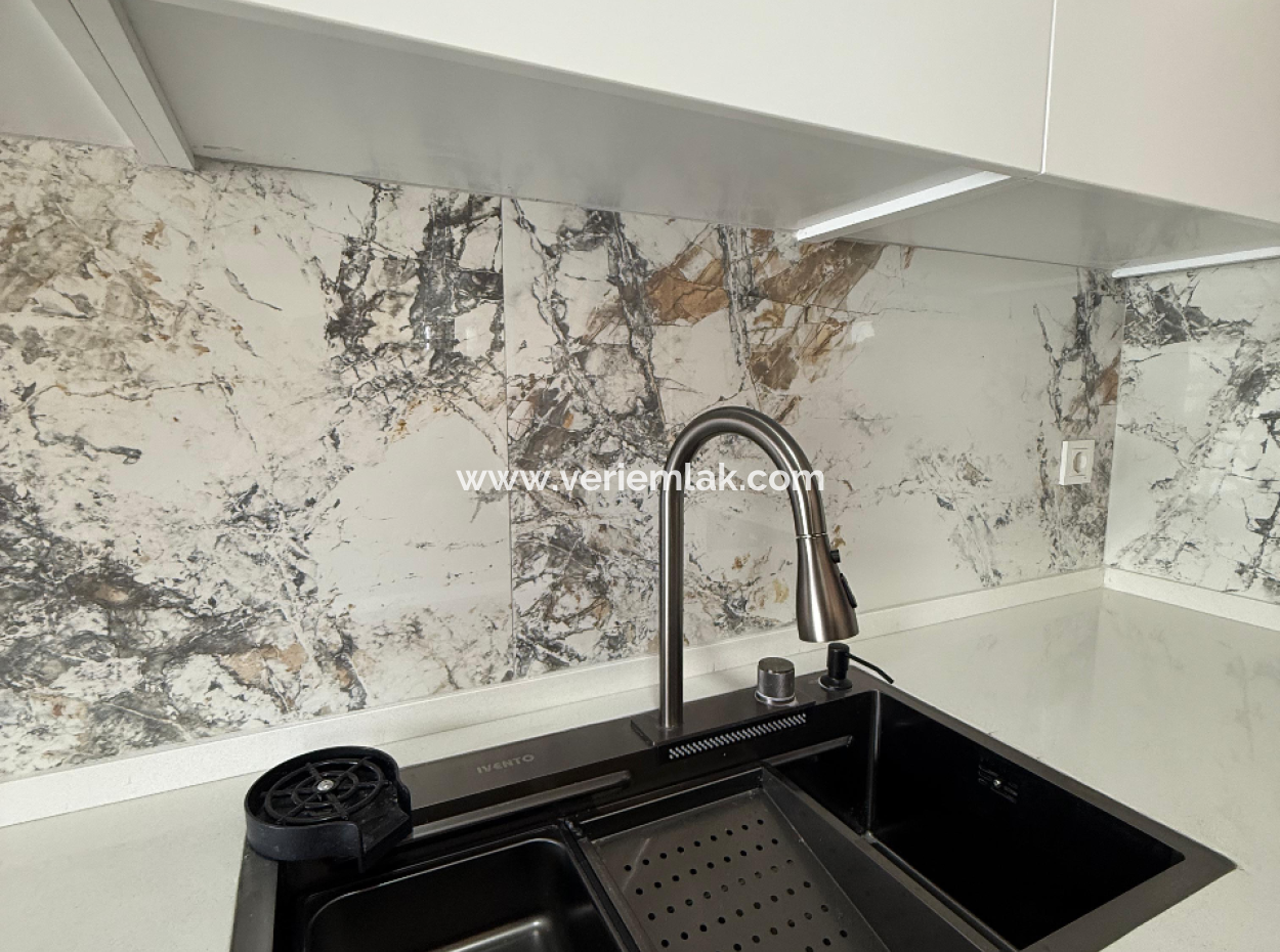 Modern And Spacious 2 1 Flats In Central Location