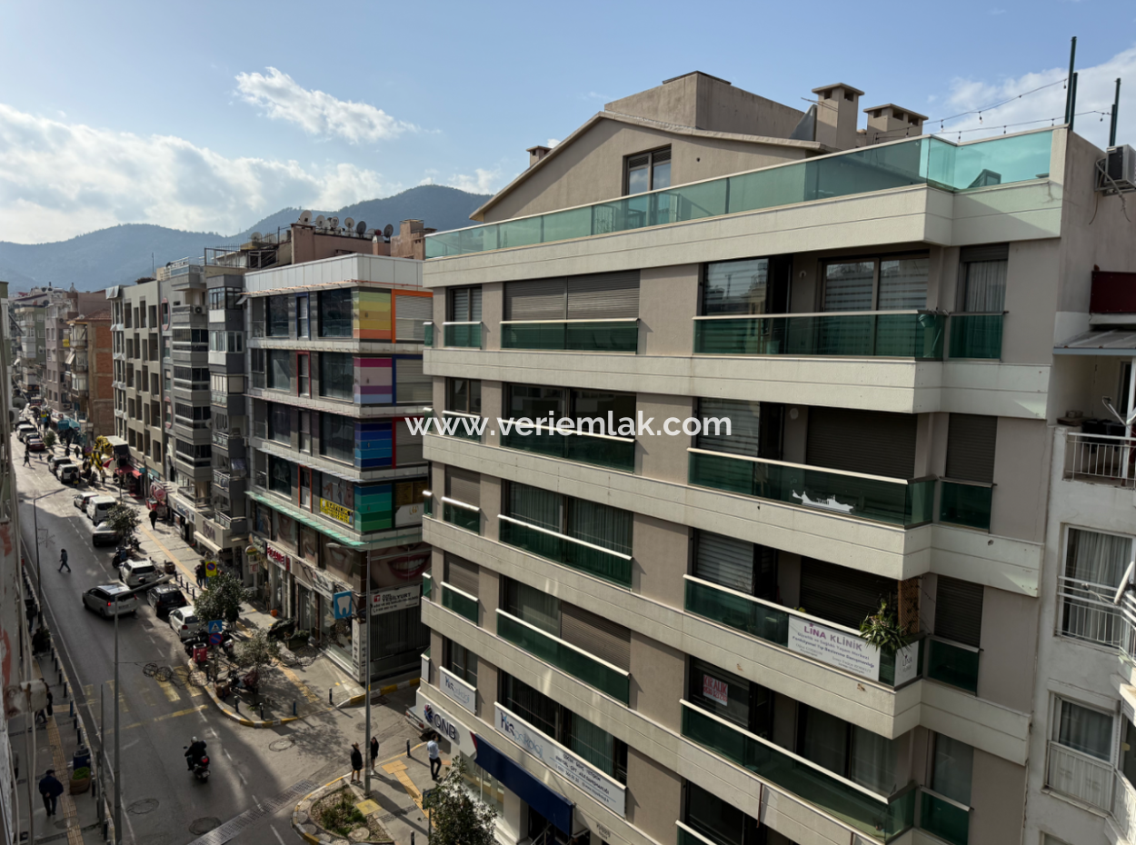 Balçova Ata Street Entrance Fully Renovated Spacious Flat With Elevator