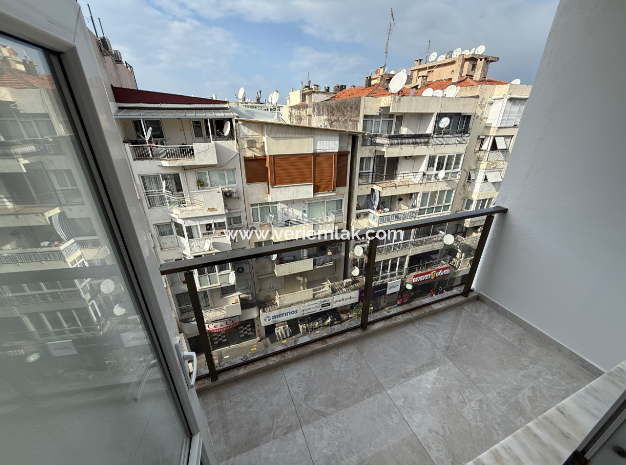 Balçova Ata Street Entrance Fully Renovated Spacious Flat With Elevator