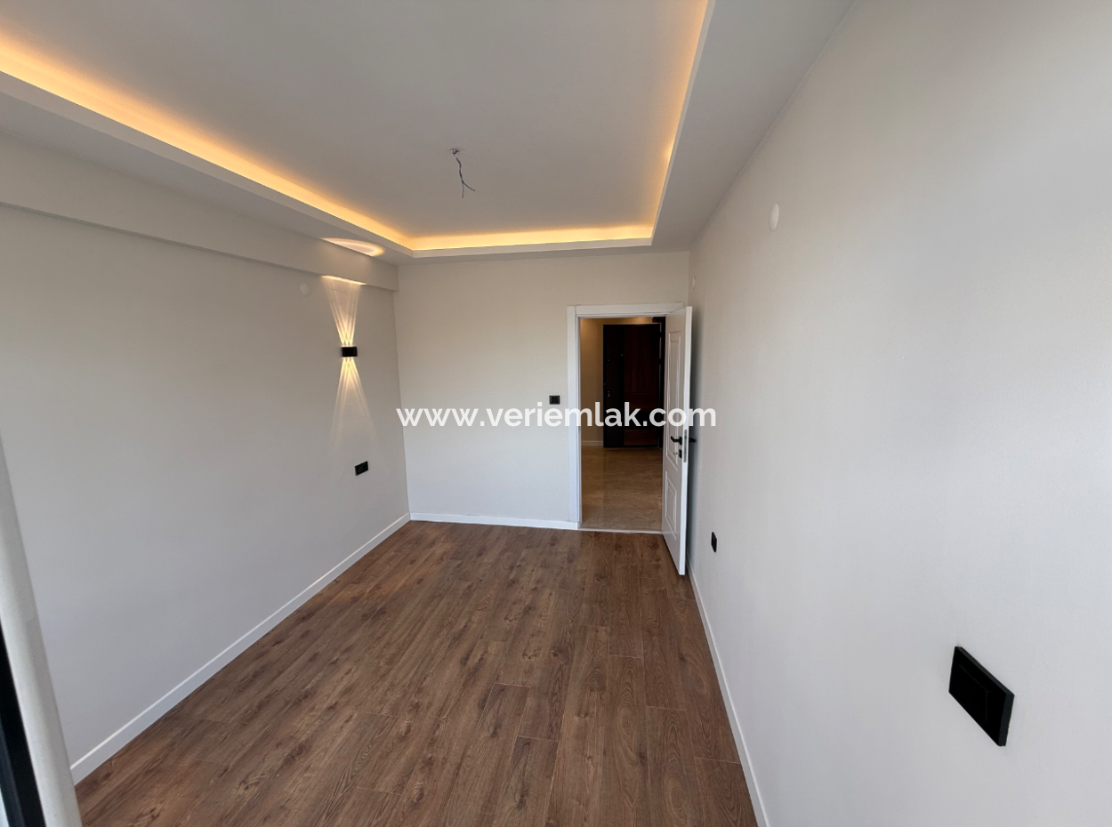 Balçova Ata Street Entrance Fully Renovated Spacious Flat With Elevator