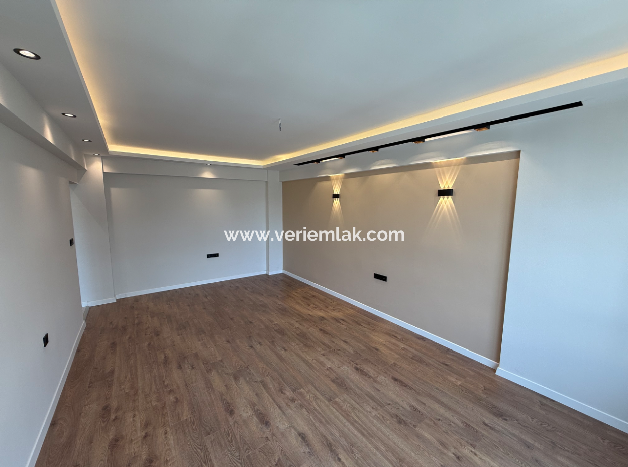 Balçova Ata Street Entrance Fully Renovated Spacious Flat With Elevator