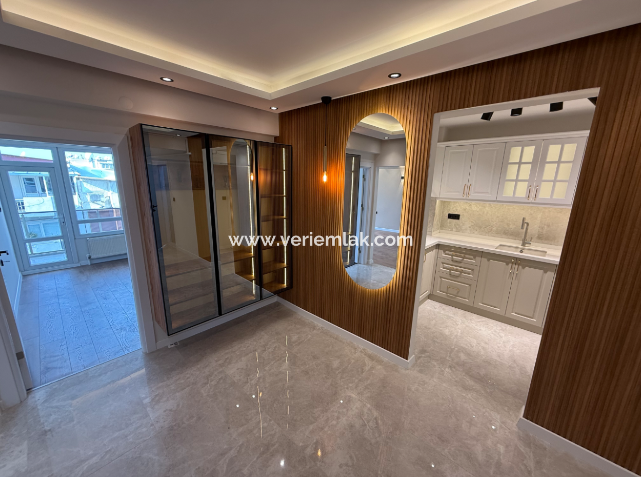 Balçova Ata Street Entrance Fully Renovated Spacious Flat With Elevator