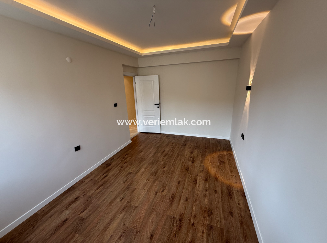 Balçova Ata Street Entrance Fully Renovated Spacious Flat With Elevator
