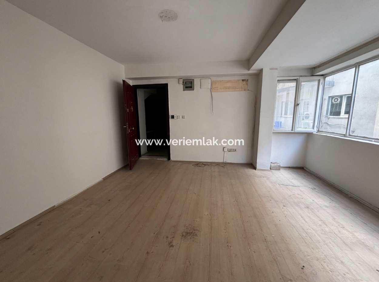 Alsancak Şair Eşref Boulevard Near Mosque 1 1 Office/Flat For Rent!