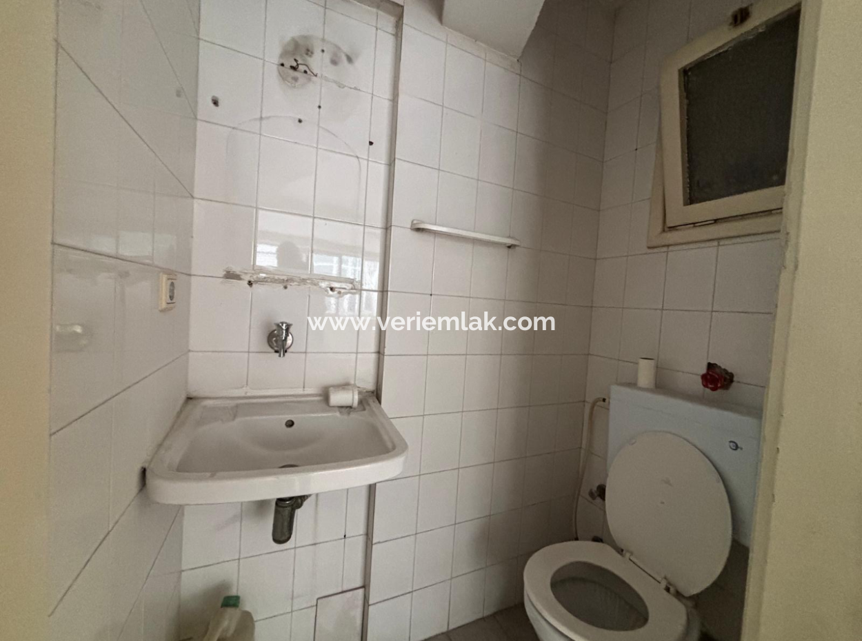 Alsancak Şair Eşref Boulevard Near Mosque 1 1 Office/Flat For Rent!