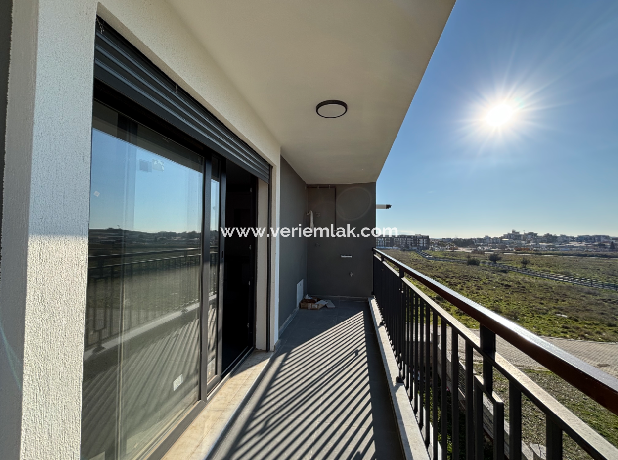 2 1 Flats For Sale With Large Balconies In Seferihisar Çolakibrahim Bey Neighborhood